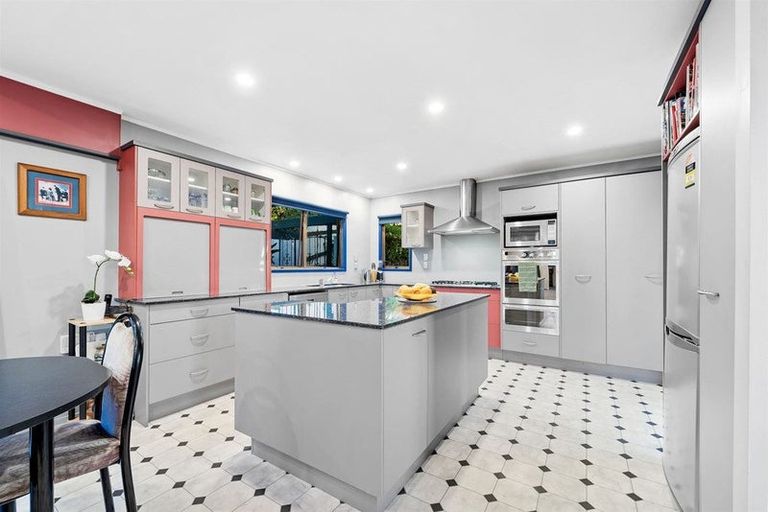 Photo of property in 100 Becroft Drive, Forrest Hill, Auckland, 0620