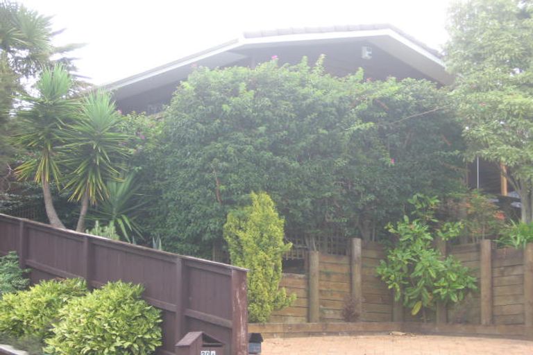 Photo of property in 1/20 Cassandra Grove, Totara Vale, Auckland, 0629