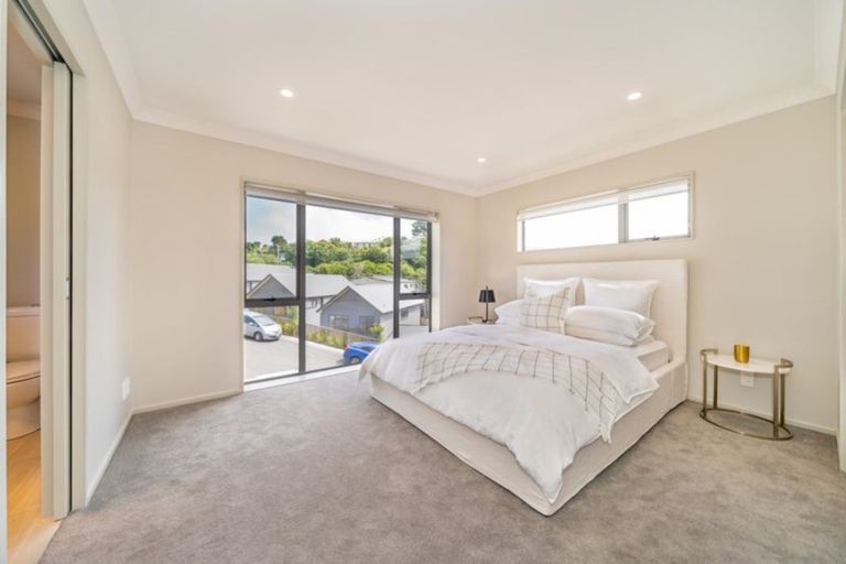 Photo of property in 2 Brindle Way, Newlands, Wellington, 6037
