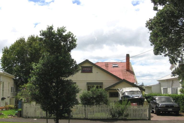 Photo of property in 26 Waterview Road, Stanley Point, Auckland, 0624