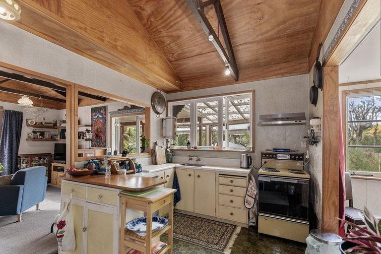 Photo of property in 9 Taupaki Road, Taupaki, Henderson, 0782