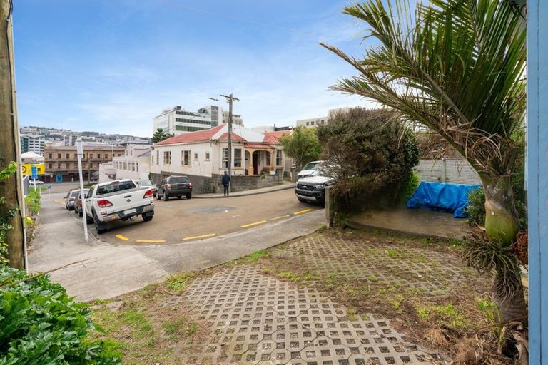 Photo of property in 10 Edge Hill, Mount Victoria, Wellington, 6011