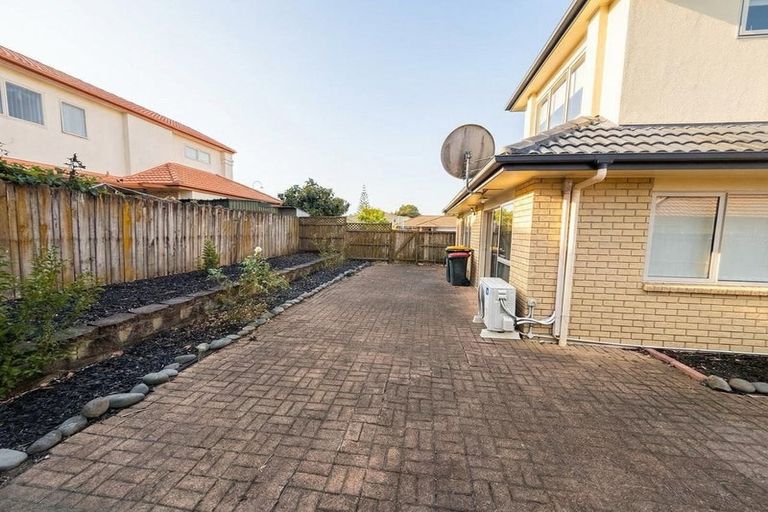 Photo of property in 2 Corta Bella Place, Golflands, Auckland, 2013