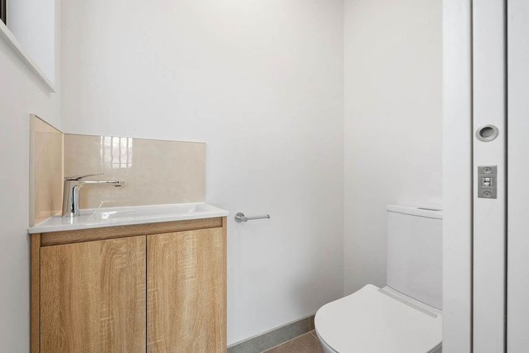 Photo of property in 2/1090 Beach Road, Torbay, Auckland, 0630