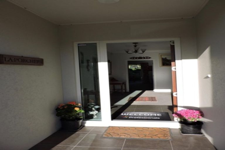 Photo of property in 15 Mervyn Kemp Drive, Tawa, Wellington, 5028