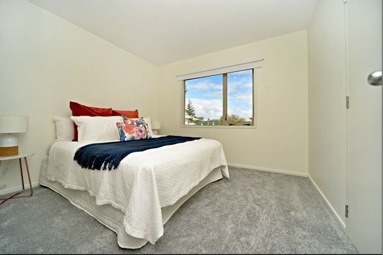 Photo of property in 8 Rebecca Rise, Weymouth, Auckland, 2103