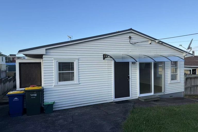 Photo of property in 19 Raleigh Road, Northcote, Auckland, 0627