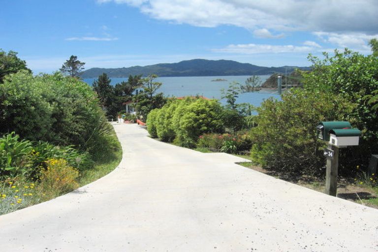 Photo of property in 30 Heretaunga Crescent, Cable Bay, 0420