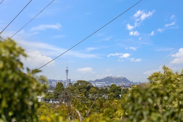 Photo of property in 1/76 Totaravale Drive, Totara Vale, Auckland, 0629