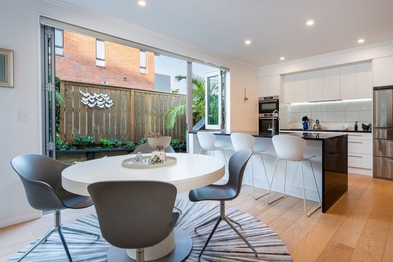 Photo of property in 3a Rossmore Terrace, Murrays Bay, Auckland, 0630