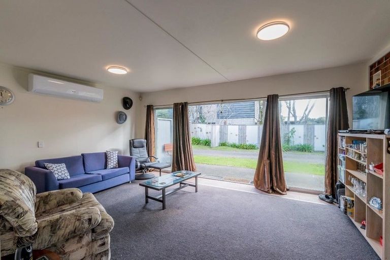 Photo of property in 16 Eruini Street, Waikanae Beach, Waikanae, 5036