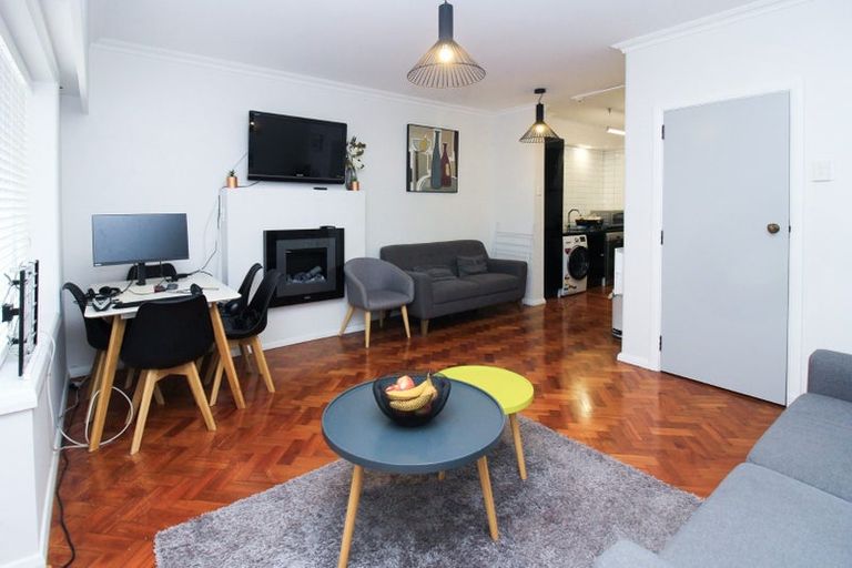 Photo of property in Rehutai Flats, 4/268 Oriental Parade, Oriental Bay, Wellington, 6011