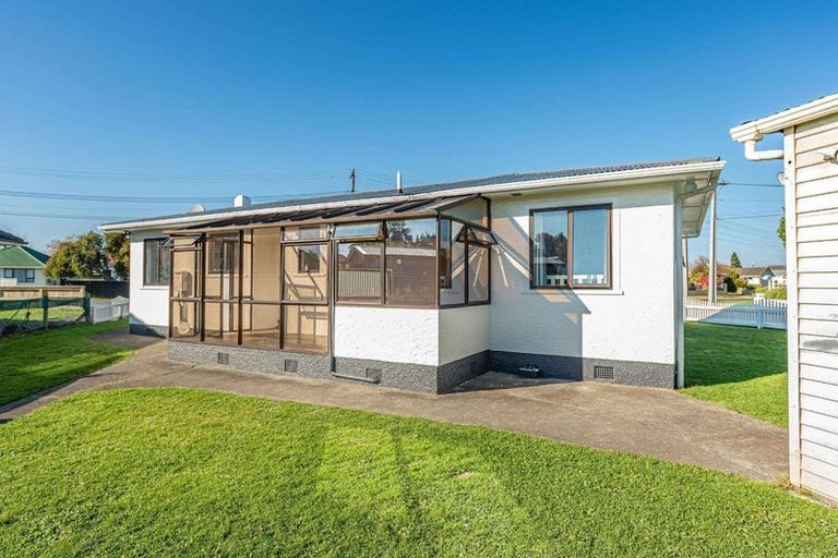 Photo of property in 24 Selwyn Crescent, College Estate, Whanganui, 4500