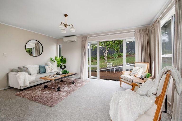 Photo of property in 1 Wanita Place, Totara Vale, Auckland, 0629