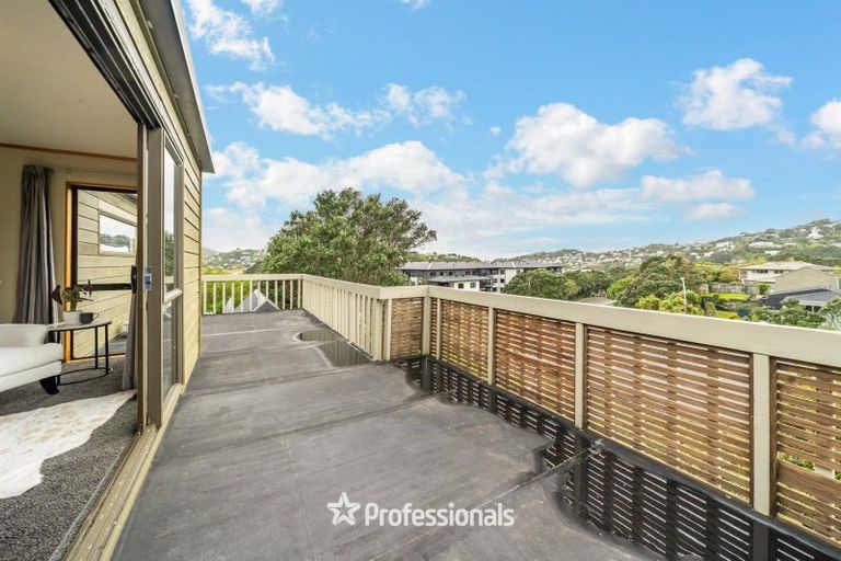 Photo of property in 6 Cassis Place, Crofton Downs, Wellington, 6035