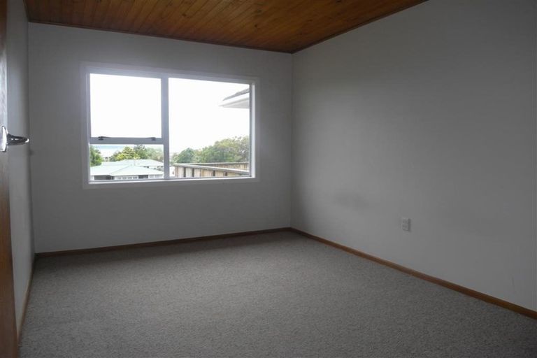 Photo of property in 2 Fairlea Road, Te Atatu South, Auckland, 0610