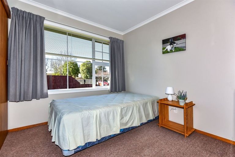 Photo of property in 6 Monteath Place, Redwood, Christchurch, 8051