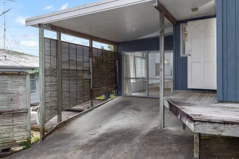 Photo of property in 18 Totaravale Drive, Totara Vale, Auckland, 0629