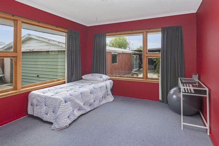 Photo of property in 30 Tenby Place, Avondale, Christchurch, 8061