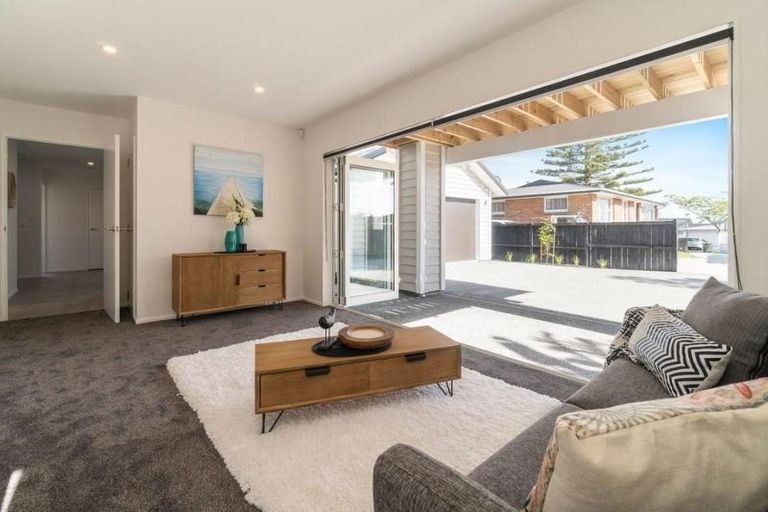 Photo of property in 31a Dawnhaven Drive, Te Atatu Peninsula, Auckland, 0610