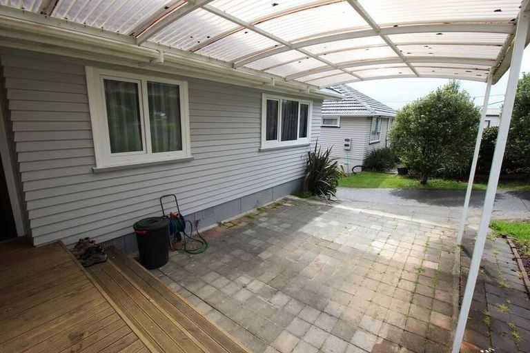 Photo of property in 17 Barron Drive, Green Bay, Auckland, 0604