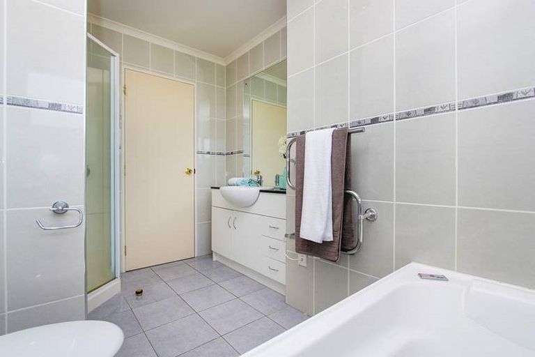Photo of property in 23 Medallion Drive, Oteha, Auckland, 0632