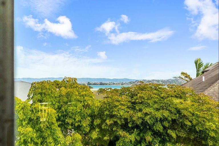 Photo of property in 2/18 Westwell Road, Belmont, Auckland, 0622