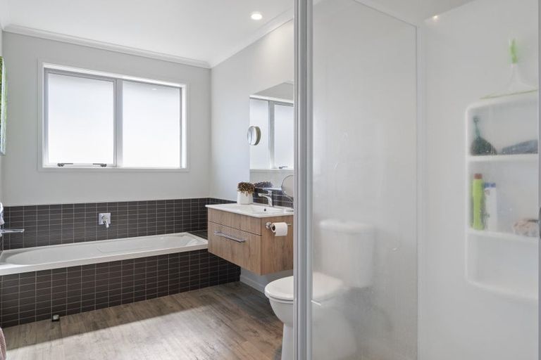 Photo of property in 70 Sentinel Avenue, Omokoroa, 3114