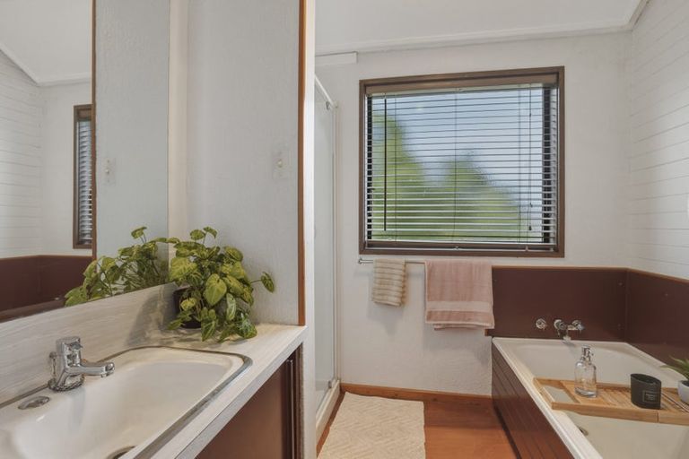 Photo of property in 122 Larnach Road, Vauxhall, Dunedin, 9013