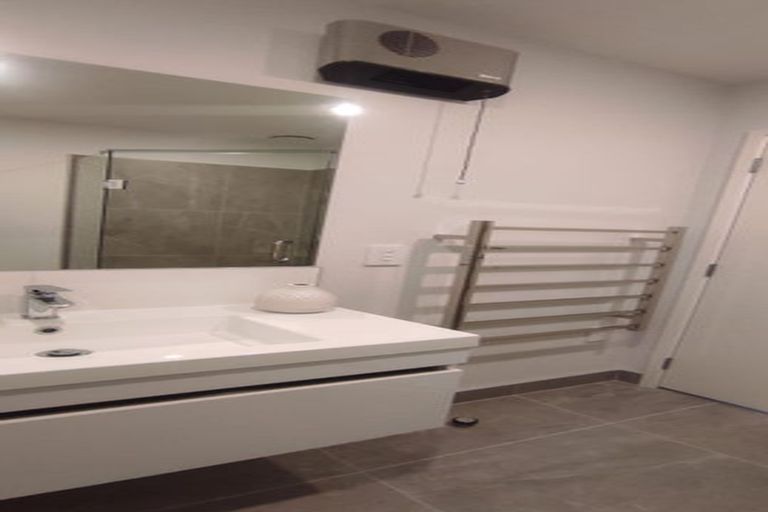 Photo of property in 3/47 Awaroa Road, Sunnyvale, Auckland, 0612