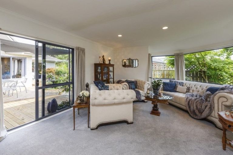 Photo of property in 24 Greenwood Place, Fitzherbert, Palmerston North, 4410