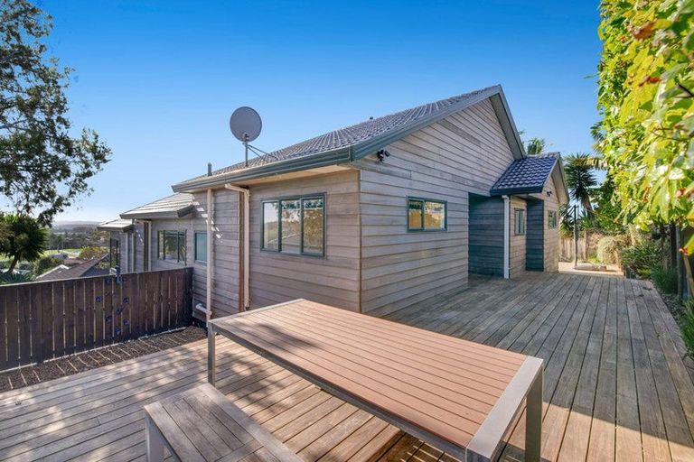 Photo of property in 10 Goldfinch Rise, Unsworth Heights, Auckland, 0632