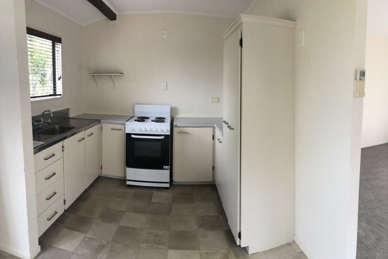 Photo of property in 3 Thalia Place, Totara Vale, Auckland, 0629