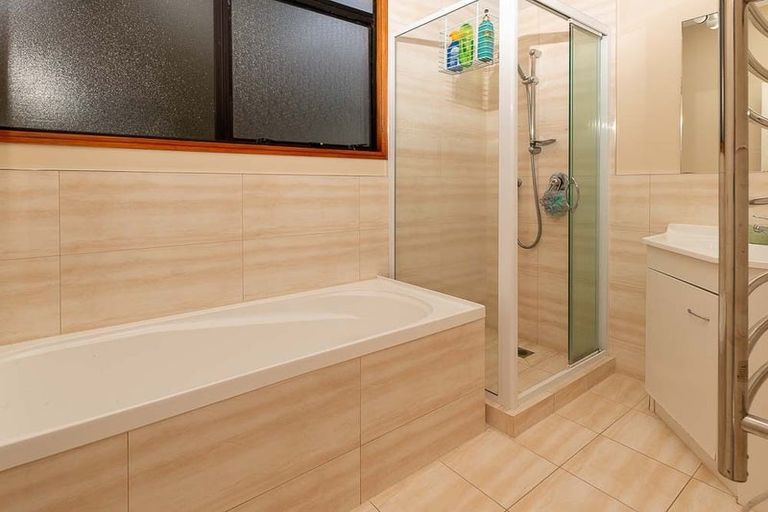 Photo of property in 33a Island Bay Road, Beach Haven, Auckland, 0626