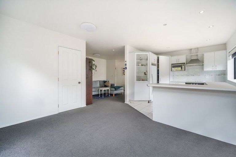 Photo of property in 12 Ginders Drive, Massey, Auckland, 0614