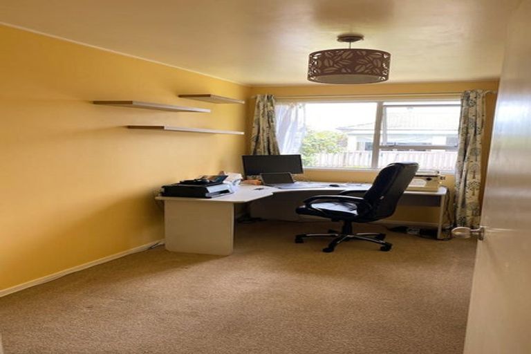 Photo of property in 42 Claverdon Drive, Massey, Auckland, 0614