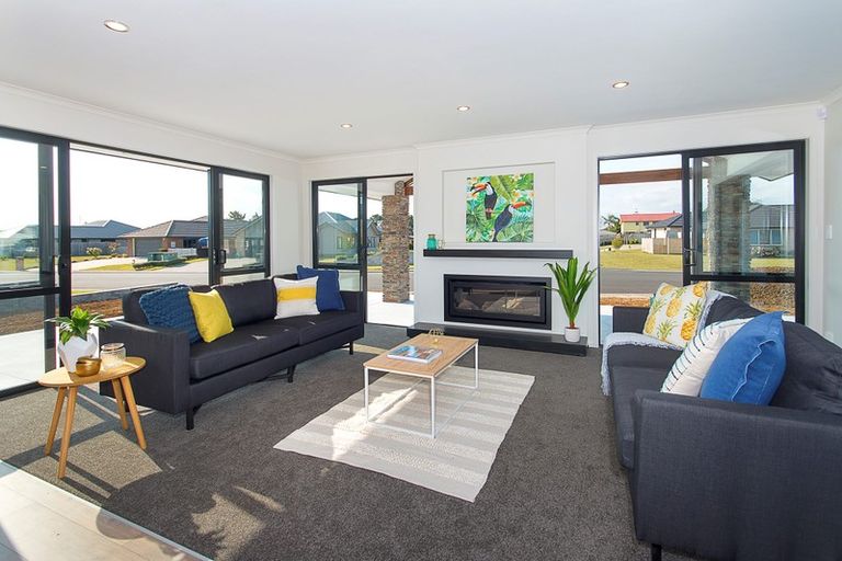 Photo of property in 2 Glennron Lane, Waiuku, 2123