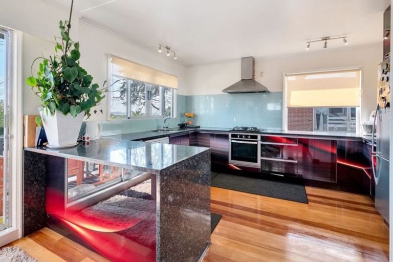 Photo of property in 92 Waimumu Road, Massey, Auckland, 0614