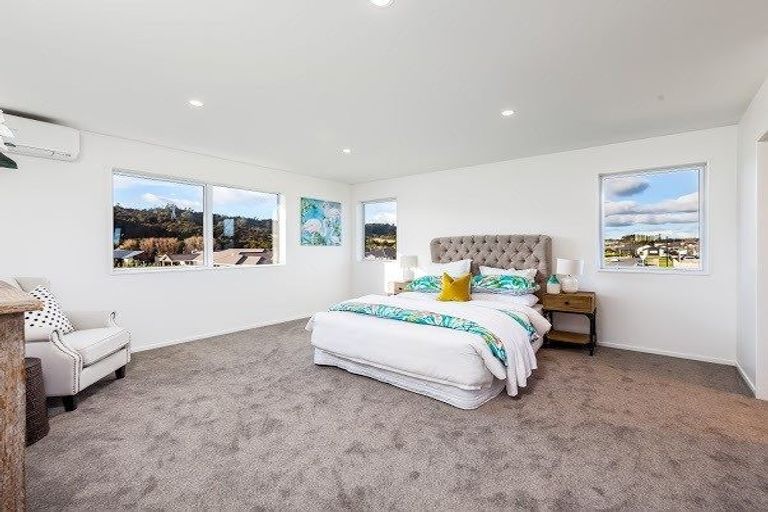 Photo of property in 12 Len Ireland Drive, Kumeu, 0810