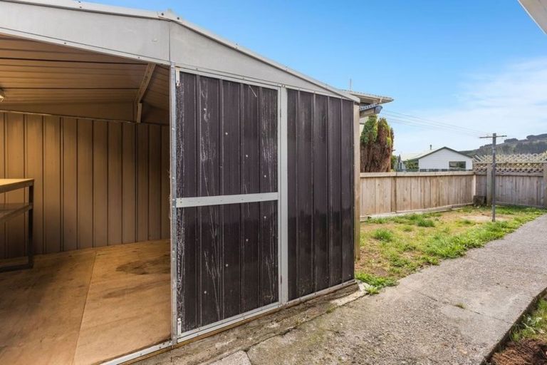 Photo of property in 2 Mcmanaway Grove, Stokes Valley, Lower Hutt, 5019