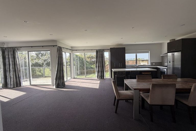 Photo of property in 11 Bendigo Grove, Newlands, Wellington, 6037