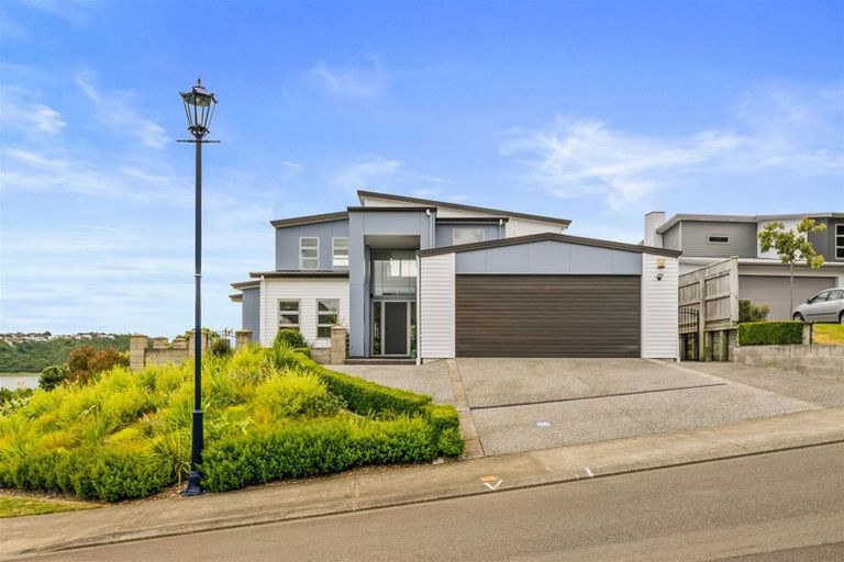 Photo of property in 1 Hollyford Place, Aotea, Porirua, 5024