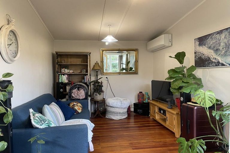 Photo of property in 42 Pokohiwi Road, Normandale, Lower Hutt, 5010
