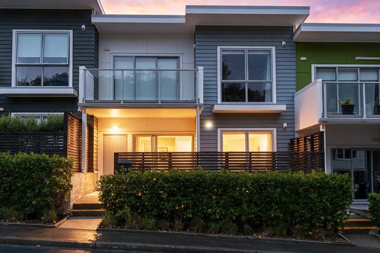 Photo of property in 25 Batchelor Street, Newlands, Wellington, 6037