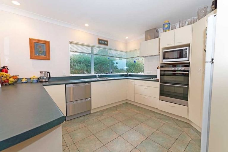 Photo of property in 46 Hogarth Rise, West Harbour, Auckland, 0618