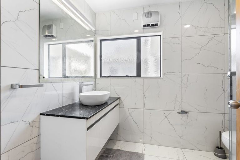 Photo of property in 1/13 Mizpah Road, Waiake, Auckland, 0630