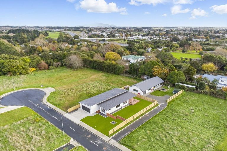 Photo of property in 16 Te Awahohonu Lane, Otaki, 5512