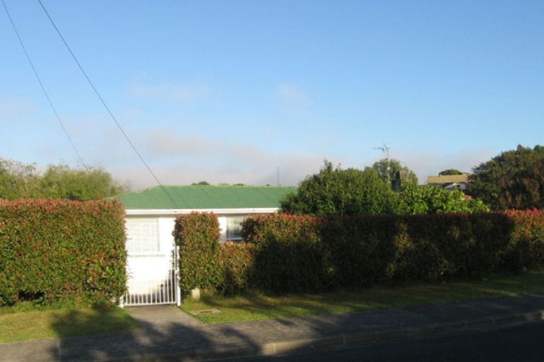 Photo of property in 1/14 Merton Avenue, Glenfield, Auckland, 0627