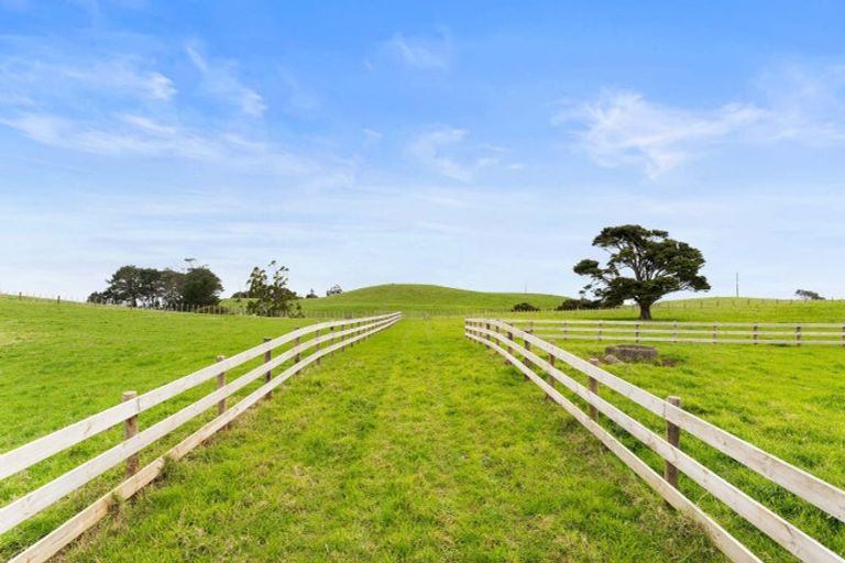 Photo of property in 2594 Awhitu Road, Awhitu, 2684