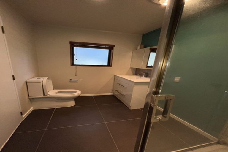 Photo of property in 4 Oystergrove Road, West Harbour, Auckland, 0618